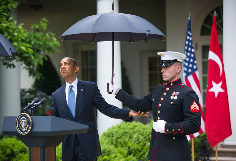 political-photos-obama-umbrella